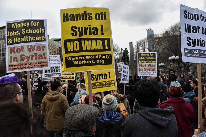 Včeraj so po številnih ameriških mestih potekali protesti proti bombardiranju Sirije. (Foto: Reuters)