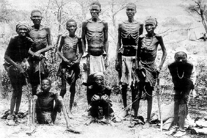 Skupina do kosti izstradanih Hererov, ki so preživeli genocid. Fotografija je nastala okoli leta 1907.