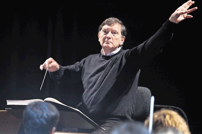 Maestro Uroš Lajovic ne bo več dirigiral Orkestru Slovenske filharmonije, ni  pa nam uspelo izvedeti, ali mu bodo po pogodbi...