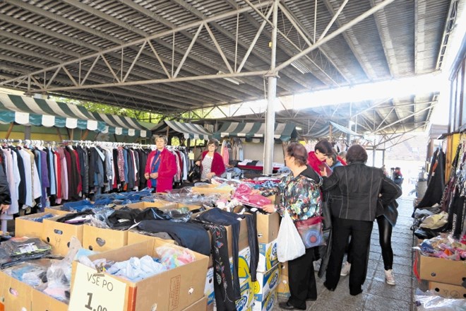 V zgornjem delu tržnice (na fotografiji) po podatkih občine delujejo štirje stalni ponudniki tekstila, v spodnjem delu pa...