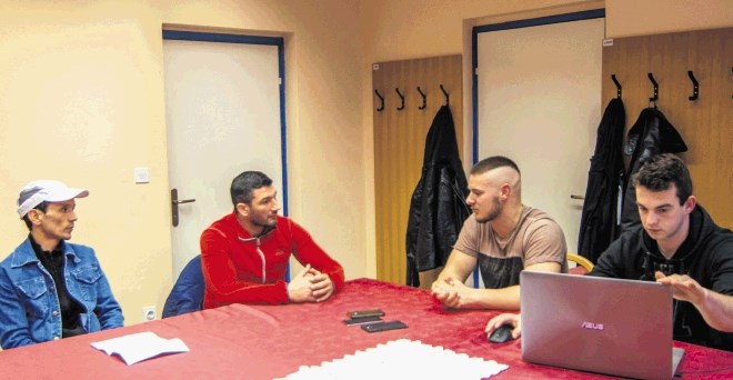 Golam Abas Rasuli (levo) je s pomočjo tolmača povedal  svojo  zgodbo dijakoma Šolskega centra Ljubljana, Gregorju Šnajderju...