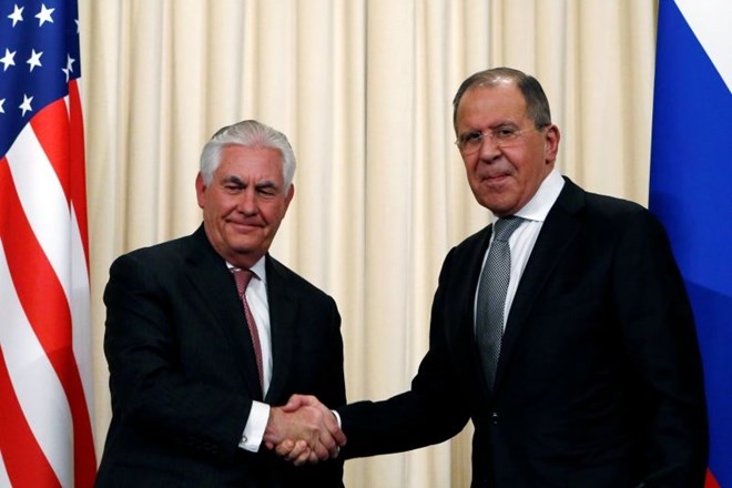 Nič kaj toplo prvo uradno srečanje zunanjih ministrov ZDA in  Rusije, Tillersona in Lavrova. (Foto: Reuters)