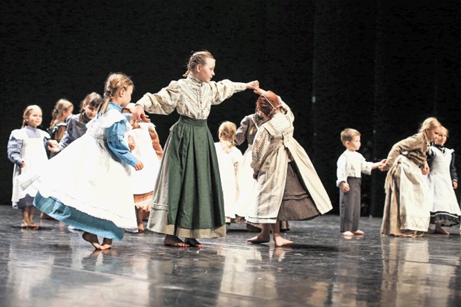 Najmlajši člani ŽKUD Tineta Rožanca so z navihano koreografijo pokazali, kako želijo najmlajši otroci vedno posnemati...