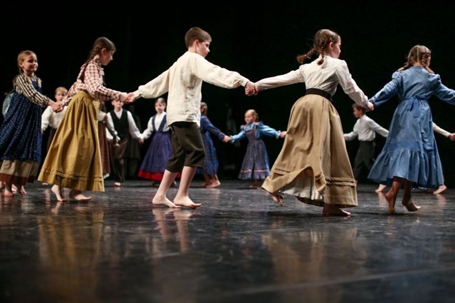 Mladi folkloristi iz otroške folklorne skupine OŠ Alojzija Šuštarja so z nastopom pokazali, da »plesat pa znajo«, kot je bil...