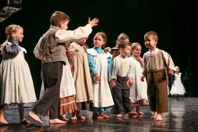 Člani otroške folklorne skupine ŽKUD Tine Rožanc so pokazali, kako želijo najmlajši otroci vedno posnemati starejše in biti v...