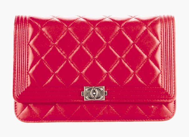 Torbica Chanel: nova stane 2600 dolarjev, RealReal jo prodaja za 2000 dolarjev.