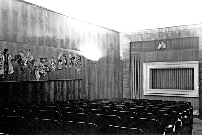 Marionetna dvorana Mestnega lutkovnega gledališča na Levstikovem trgu je bila dolga in ozka.