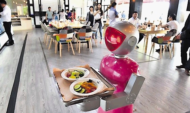 V restavraciji z vegetarijansko hrano Eats v San Franciscu obroke raznašajo roboti.