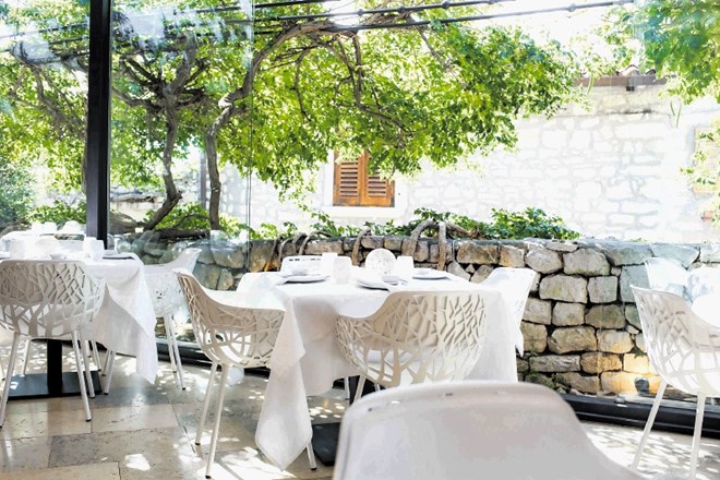 Notranjost restavracije Monte spominja na predelan letni vrt, zato pozimi ni priporočljivo sedenje blizu steklenih sten.