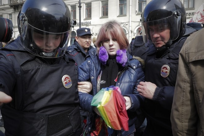 Pridržanje aktivistke za pravice istospolnih med prvomajskim shodom v St. Peterburgu.