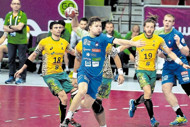 Marko Bezjak (z žogo) bo debitiral kot kapetan, Matej Gaber (desno) pa zaradi poškodbe verjetno ne bo igral.