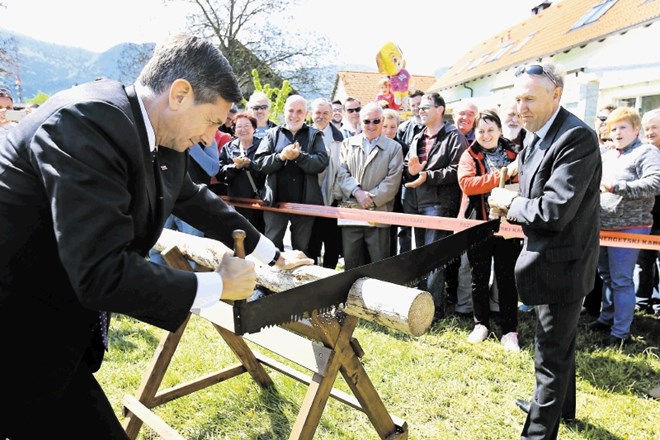 Predsednik države Borut Pahor je na odprtju Šentjurskega sejma poprijel za žago, dan pozneje pa na Joštu pri Kranju govoril o...