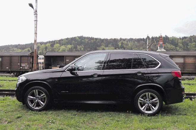 BMW X5 in hyundai grand santa fe: Dobri možje se oblačijo v črno
