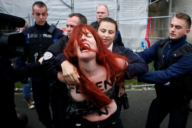 Ob volišču, na katerem je glasovala Le Penova, je protestiralo nekaj članic skupine Femen.