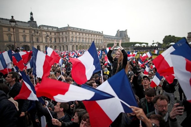 Macronovi privrženci v bližini muzeja Louvre v Parizu slavijo zmago.