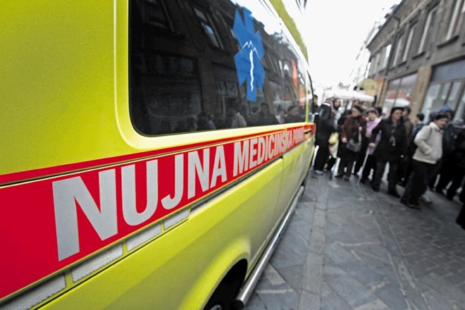 Sodni izvršitelj je pred zdravstveno ambulanto v Luciji zarubil dve reševalni vozili (fotografija je simbolična).