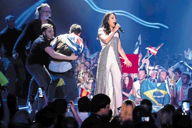 Nastop ukrajinske pevke Jamale je začinil v avstralsko zastavo ovit evrovizijski navdušenec, ki je občinstvu od Madeire do...