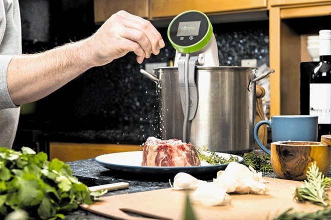 Aparat nomiku omogoča kuhanje sous-vide, počasno segrevanje vakuumsko zaprtih živil v vodni kopeli.