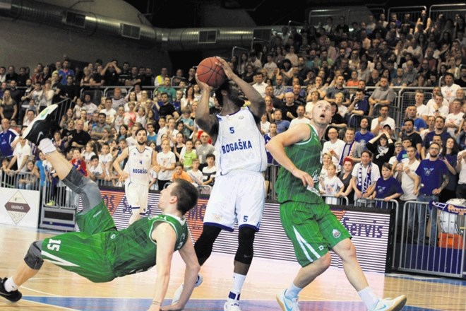 Prva tekma finala državnega prvenstva v košarki med Rogaško in Olimpijo je bila zelo borbena in razburljiva.