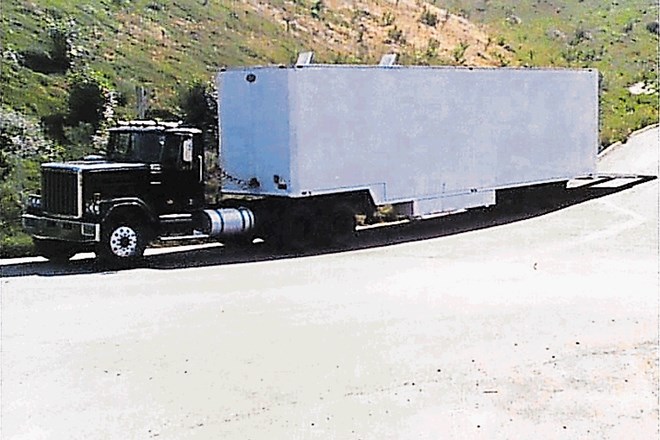 KITT je lahko v prikolico tovornjaka FLAG zapeljal tudi med vožnjo (zgoraj), a je to vidno šele od 13. epizode prve sezone...