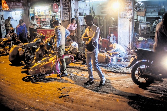 Ulica z neštetimi servisnimi delavnicami za motocikle v Džajpurju