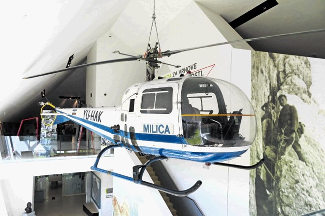 Helikopter Burduš je na strop Slovenskega planinskega muzeja v Mojstrani pritrjen zgolj z jeklenico. Obiskovalci so nad novo...