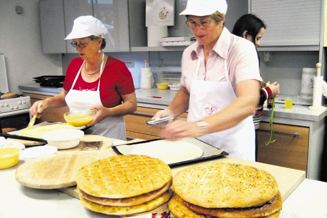 Med najbolj priljubljenimi dogodki na Vinski vigredi je tudi delavnica peke belokranjske pogače.