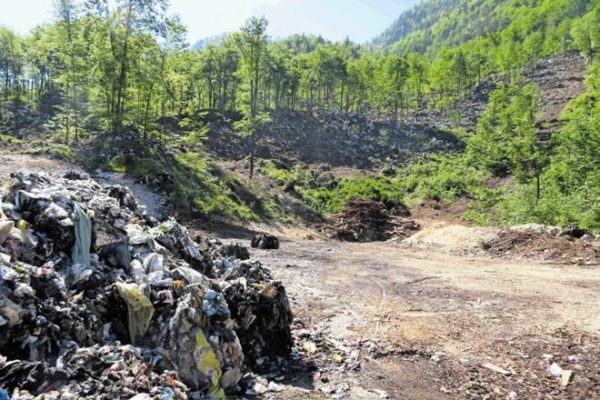 V požaru na Mali Mežakli so gorele bale odpadne plastike, ki so čakale na odvoz v Avstrijo.