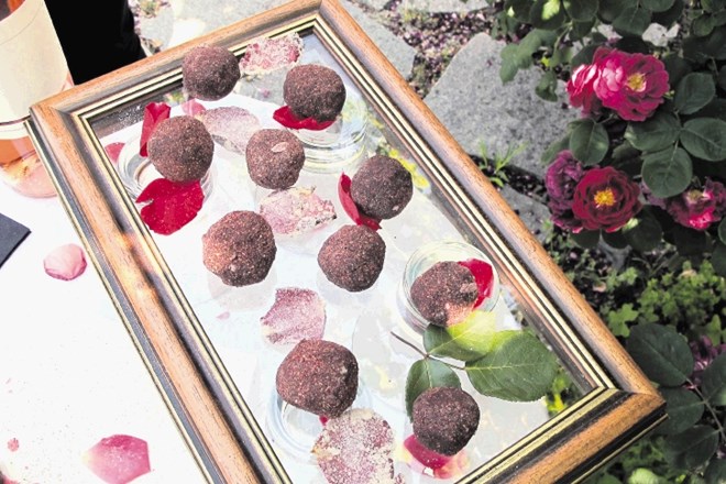Novogoriška slaščica bo čokoladni praline s suhimi cvetovi vrtnic. Luč sveta bo ugledala septembra letos.