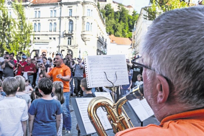 Na Tromostovju so skupino mladih pevk in pevcev spremljali člani zasedbe pihalnega orkestra Litrostroj.