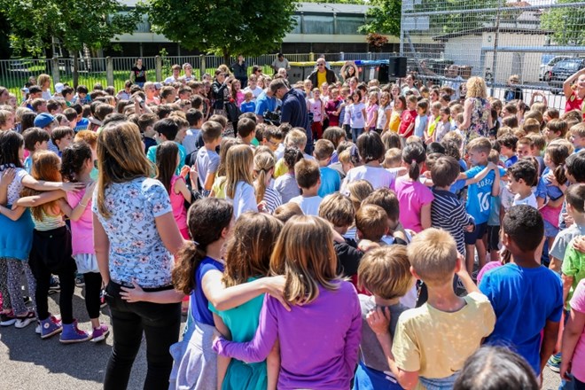 Učenci Osnovne šole OŠ Valentina Vodnika zapeli pesem Dan ljubezni. Foto: Bojan Velikonja