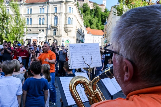 Pihalna godba Litostroj na Prešernovem trgu v Ljubljani.
