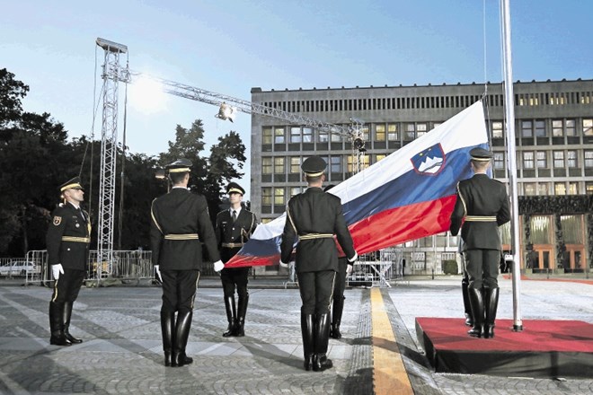 Dviganje zastave in postroj častne čete na Trgu republike