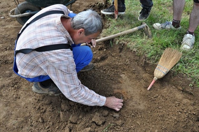 Na Kapiteljski njivi v Novem mestu odkrili številne grobove iz obdobja pred našim štetjem