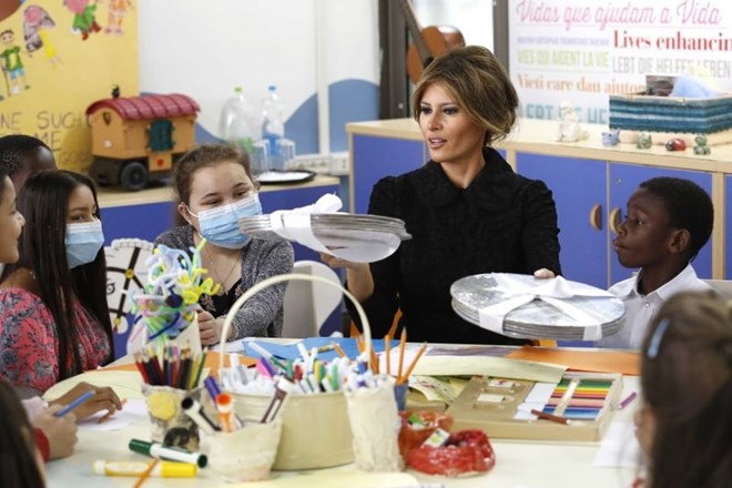 V univerzitetni bolnišnici kraljice Fabiole v Bruslju je Melania Trump z otroki pomagala sestavljati papirne rože iz barv...