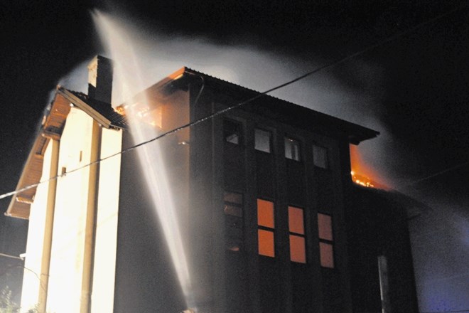 Včerajšnji požar je zadružni dom na Ponikvi pri Žalcu močno poškodoval, pri gašenju je sodelovalo kar 84 gasilcev.