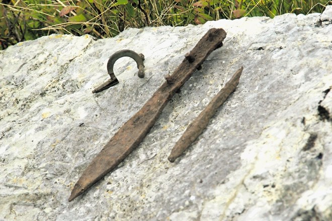 Najdbe na eni od planin v visokogorju Trente: broška, nož in šilo. Najverjetneje gre za predmete, ki so jih tedanji...