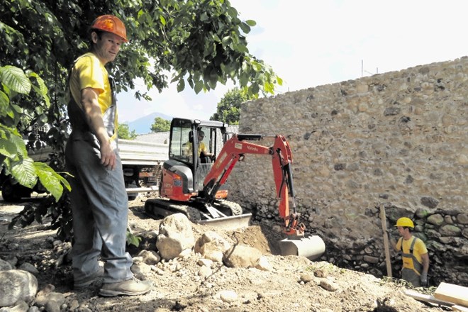 Med obnovo grajskega obzidja v Radovljici so delavci  naleteli tudi na tlak enega od prejšnjih objektov.