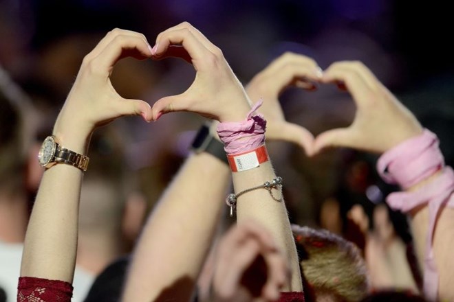 Pop glasba v Manchestru združila množice - ljubezen kot zdravilo, ki ga svet potrebuje