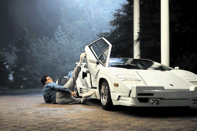Jordan Belfort (Leonardo DiCaprio) je komaj zlezel v avto, zato ni čudno, da ga je med vožnjo povsem obtolkel.