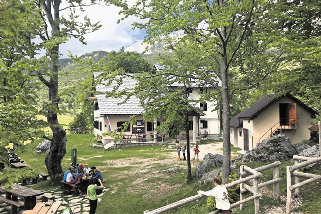 Koča na planini Razor je ena  najzglednejših v Sloveniji.