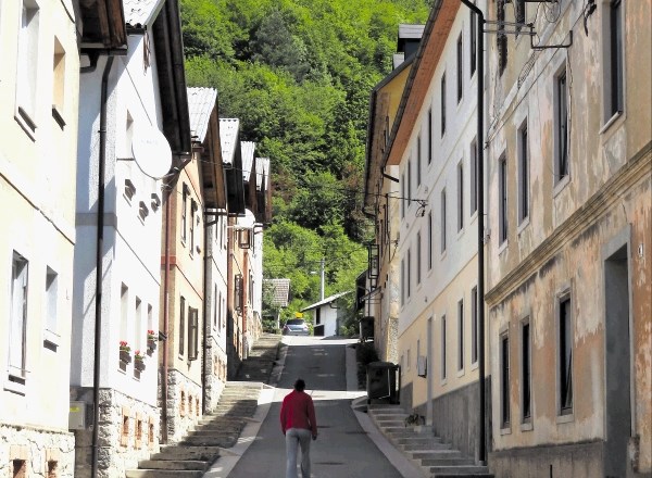 Rudarska ulica v Idriji še ohranja  tipično rudarsko arhitekturo mesta.
