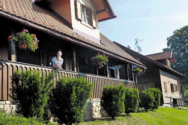 V vaški idili na hribu v Ribniku blizu slovenske meje je Srce prirode Srakovčić z lesenimi hišami, kjer je turistom...