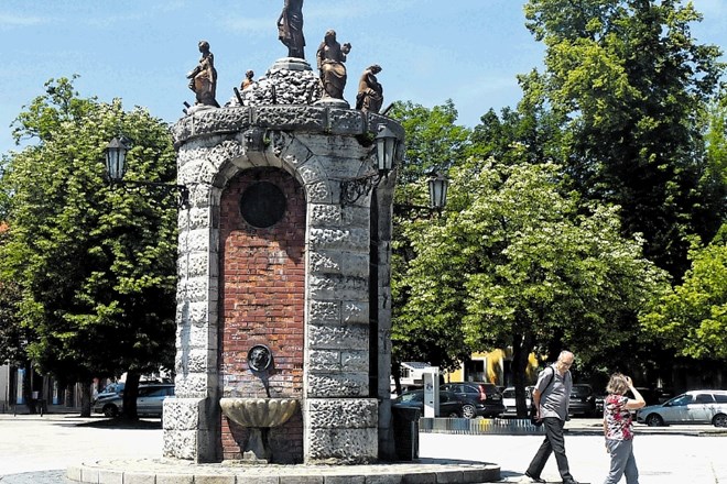 Lepo ohranjen starodavni vodnjak v Karlovcu (nekoč jih je bilo 52), okrog katerega zapleše na rojstni dan mesta, 13. julija,...