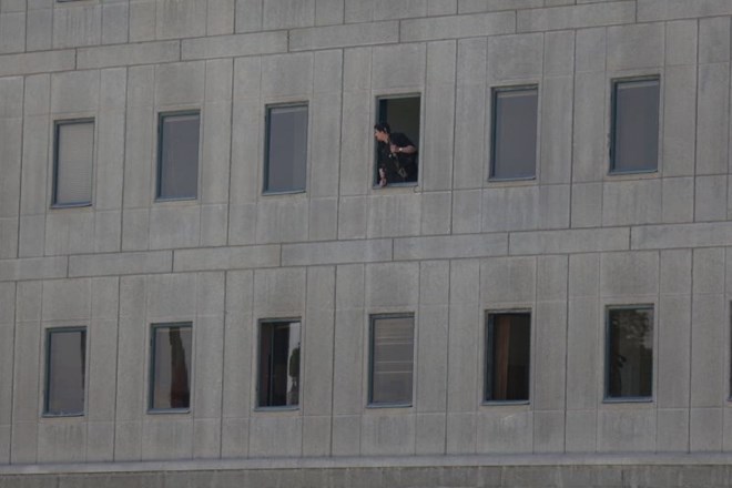 V teheranskem parlamentu se je danes odvila prava strelska drama.