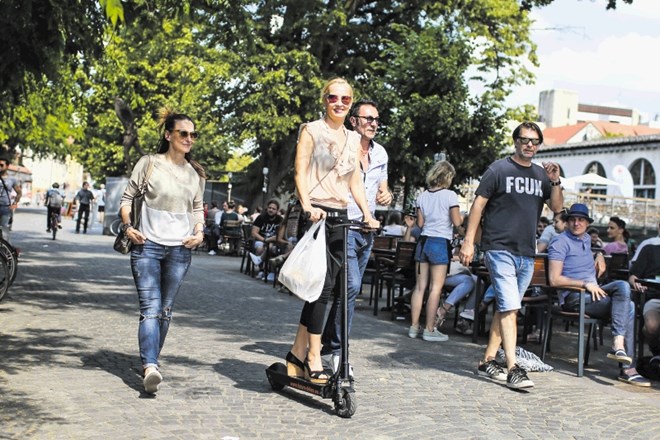 Igralka Tanja Ribič in režiser Branko Đurić s prijateljema na sprehodu po Petkovškovem nabrežju v tednu nezavržene hrane.