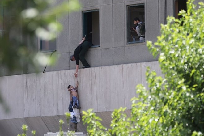 V napadih v parlamentu in grobnici v Iranu umrlo najmanj 12 ljudi, odgovornost prevzela IS
