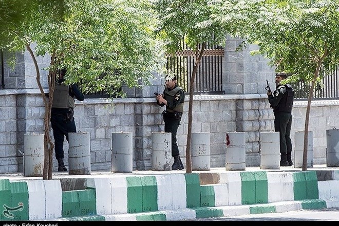 V napadih v parlamentu in grobnici v Iranu umrlo najmanj 12 ljudi, odgovornost prevzela IS