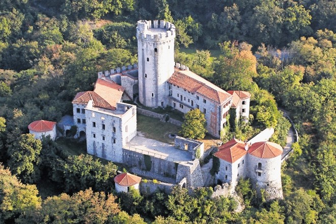 Atribut gradu Rihemberk je njegova lega na vzpetini, ki ponuja razgled na Vipavsko dolino in Kras.
