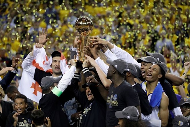 Košarkarji Golden State Warriors so se prešerno veselili drugega naslova prvaka lige NBA v treh letih.  (Foto: AP)